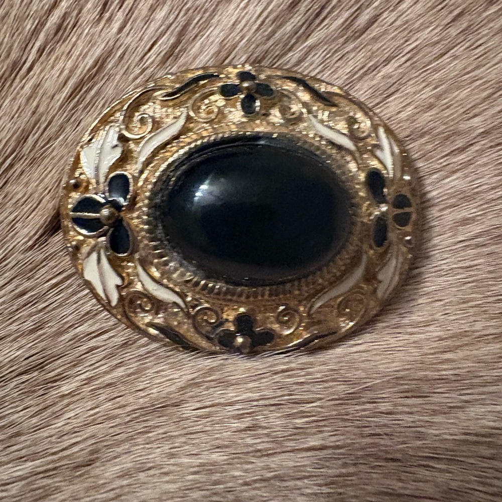 Rare Vintage Black Onyx and Gold Brooch